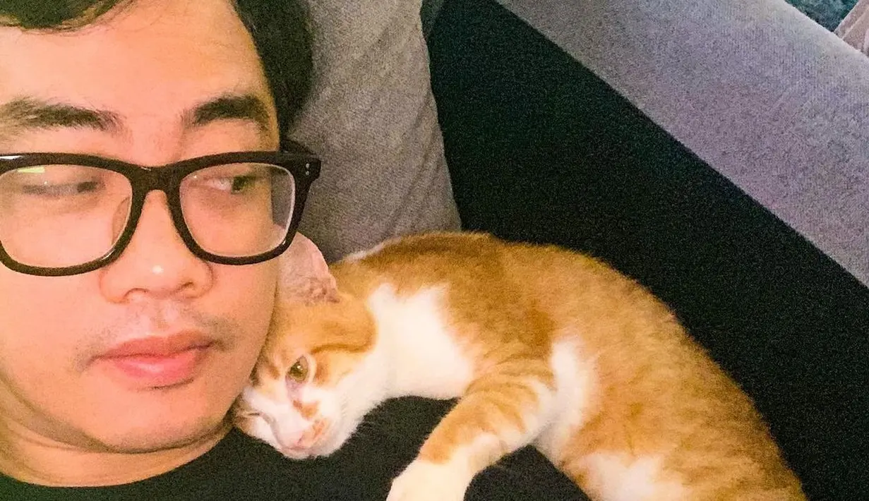 Kalau kucing oren satu ini bernama Lolo. Dennis Adishwara juga kerap membagikan kebersamaannya bersama kucing oren tersebut. (Liputan6.com/IG/@dennisadishwara).