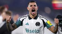Pemain Newcastle, Bruno Guimaraes merayakan kemenangan timnya atas West Ham dalam laga lanjutan Liga Inggris 2024/2025 di London Stadium, London, Inggris, Selasa (11/03/2025) dini hari WIB. (AP Photo/PA/Zac Goodwin)