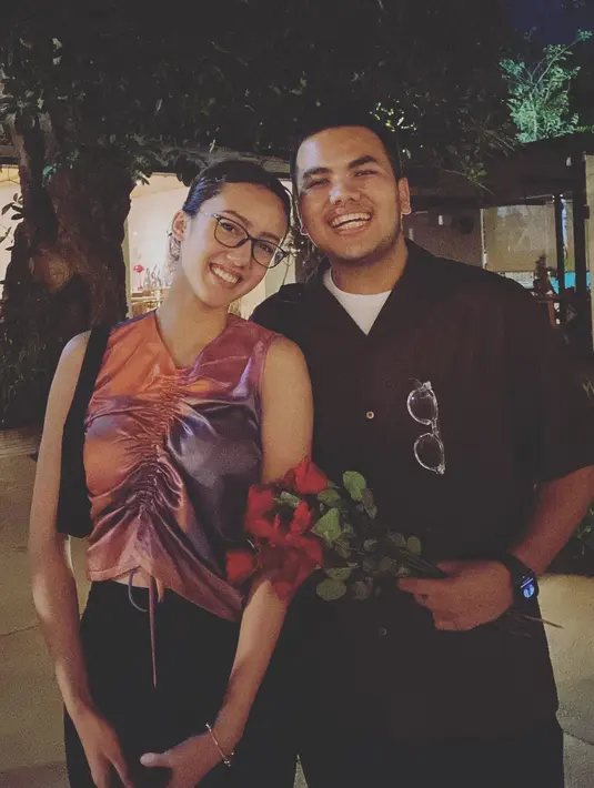 <p>Walaupun tampak kaget, akan tetapi Nabila terlihat sangat bahagia. Lihat saja betapa bahagia senyum dari Nabila Sudiro. [Foto: Instagram/nabilasudiro]</p>