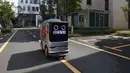 Sebuah robot pengiriman mengantar makan siang di Changsha, Provinsi Hunan, China tengah, pada 14 Februari 2020. Dua robot pengiriman dialihfungsikan untuk mengantar makan siang dan makan malam bagi para karyawan di perusahaan yang telah melanjutkan produksi di kawasan itu. (Xinhua/Xue Yuge)
