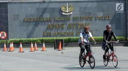 Warga bersepeda melintasi jalan Komjen Pol M Yasin depan Mako Brimob Kelapa Dua, Depok, Kamis (10/5). Sebelumnya, terjadi kerusuhan di Rutan Salemba cabang Mako Brimob yang memakan korban lima orang petugas kepolisian. (Liputan6.com/Helmi Fithriansyah)