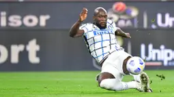 Striker Inter Milan, Romelo Lukaku, melepaskan tendangan ke gawang Genoa pada laga Liga Italia di Stadion Luigi Ferraris, Minggu (25/10/2020). Inter Milan menang dengan skor 2-0. (Tano Pecoraro/LaPresse via AP)