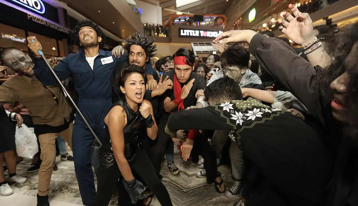 "Kalau kita keluar dari zona nyaman, mulai dari 0 aja. Jangan bawa semua pengetahuan dari film-film sebelumnya. Pokoknya di sini mulai dari 0, anggep aja mulai dari TK lagi, belajar dari guru-gurunya," ucapnya. (Bambang E Ros/Bintang.com)