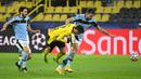 Gelandang Borussia Dortmund, Giovanni Reyna (tengah), berebut bola dengan bek Lazio, Francesco Acerbi (kanan) dalam laga lanjutan Liga Champions 2020/21 Grup F di Signal Iduna Park Stadium, Dortmund, Rabu (2/12/2020) waktu setempat. Dortmund bermain imbang 1-1 dengan Lazio. (AFP/Ina Fassbender)