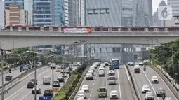 Rangkaian LRT Jabodebek uji beban di Jembatan Bentang Panjang kawasan Kuningan-Jalan Gatot Subroto, Jakarta Selatan, Kamis (24/2/2022). Uji beban untuk memastikan kekuatan dan mendapatkan sertifikat layak fungsi sebelum LRT Jabodebek beroperasi pada Agustus mendatang. (merdeka.com/Iqbal S. Nugroho)