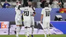 Penyerang Real Madrid, Karim Benzema berselebrasi dengan rekan satu timnya setelah mencetak gol ke gawang Eintracht Frankfurt pada final Piala Super Eropa di Stadion Olimpiade Helsinki, Finlandia, Kamis (11/8/2022). Real Madrid menang atas Eintracht Frankfurt 2-0. (AP Photo /Antonio Calanni)