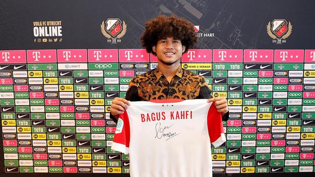 Bagus Kahfi mengenakan batik saat menandatangani kontrak bersama FC Utrecht.
