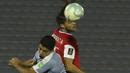 Penyerang Uruguay, Luis Suarez, berebut bola tas dengan bek Chile, Francisco Sierralta, pada laga kualifikasi Piala Dunia 2020 zona Amerika Selatan di Estadio Centenario, Jumat (9/10/2020) pagi WIB. Uruguay menang 2-1 atas Chile. (AFP/Raul Martinez/pool)