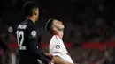 Ekspresi pemain Sevilla, Pablo Sarabia (kanan) usai timnya gagal mengalahkan Manchester United pada laga 16 besar Liga Champions di Ramon Sanchez Pizjuan stadium, Seville, (21/2/2018). MU bermain Imbang 0-0 lawan Sevilla. (AFP/Cristina Quicler)