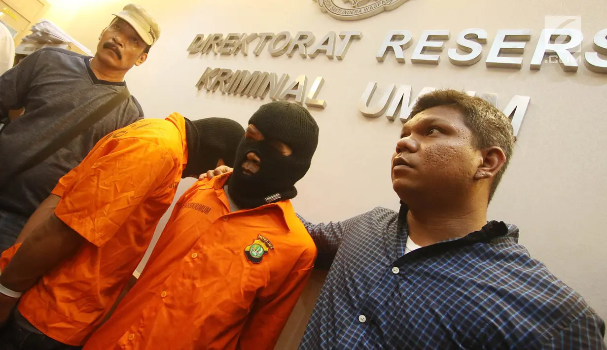 Polisi menunjukan tersangka kasus pembunuhan berencana dan pencurian dengan kekerasan dengan korban Pasutri di Polda Metro Jaya, Jakarta, Jumat (15/9). (Liputan6.com/Immanuel Antonius)