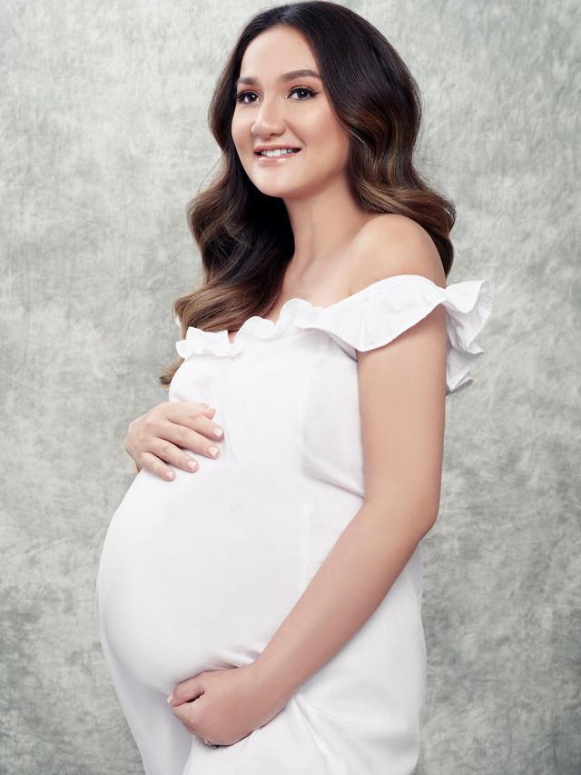Tampil Kompak, Intip 5 Potret Maternity Shoot Tengku Dewi dan Andrew Andika bertema Putih