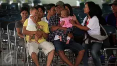 Eks anggota Gafatar menunggu untuk menjalani pendataan kepedudukan di Asrama Haji Donohudan ,Boyolali, Jawa Tengah, (25/1).  Pengungsi gelombang pertama melalui jalur udara dari Bandara Adisumarmo Solo di tampung di asrama haji. (Boy Harjanto)