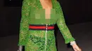 Namun kostum Rihanna sangatlah unik. Banyak netizen yang berpendapat gaun hijaunya mirip dengan siluet kebaya. (aceshowbiz/Bintang.com)