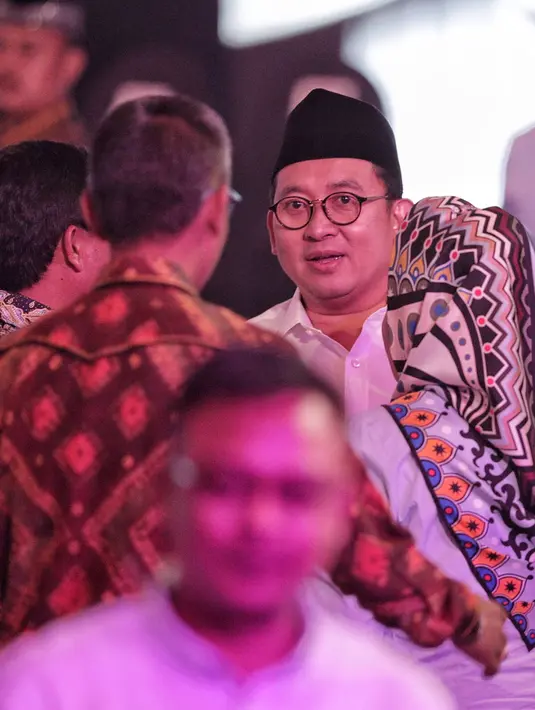 Wakil Ketua Umum Partai Gerindra, Fadli Zon berbincang sebelum Debat Capres Cawapres 2019 di Hotel Bidakara, Jakarta, Kamis (17/1). Isu debat perdana mengusung tema hukum, hak asasi manusia, terorisme, dan korupsi. (Liputan6.com/Faizal Fanani)