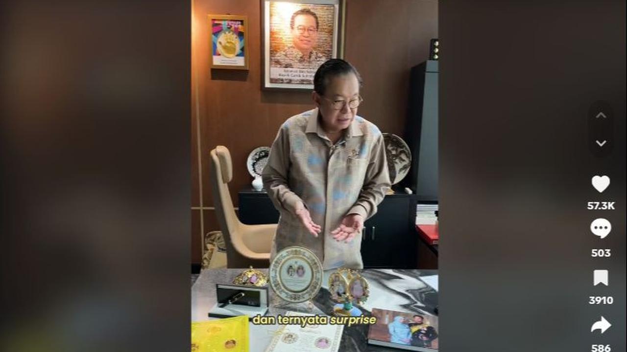 "Baru saja saya membuka souvenir yang saya terima dalam pernikahan Pangeran Mateen dari Brunei Darussalam," ujar Gandi mengeluarkan semua isi souvenir yang didapatnya.
