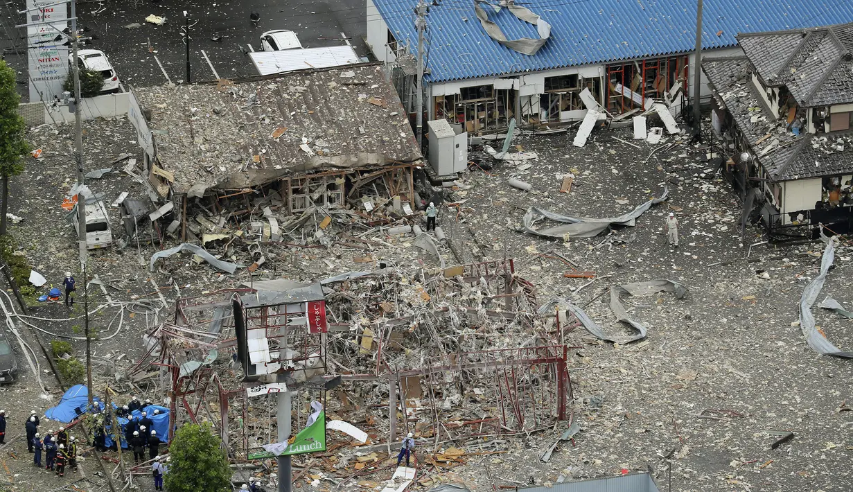 Penyelidik bekerja di lokasi ledakan di Koriyama, Prefektur Fukushima, Jepang utara, Kamis, (30/7/2020). Setidaknya lebih dari puluhan orang terluka dan dibawa ke rumah sakit setelah ledakan akibat kebocoran gas menghantam dinding, jendela, dan bangunan di lingkungan tersebut. (Berita Kyodo via AP)
