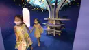 Dua anak perempuan bermain di arena petualangan bertema berang-berang Otah & Friends di Gardens by the Bay di Singapura pada 14 Desember 2020. (Xinhua/Then Chih Wey)