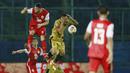 Striker Persija Jakarta, Marko Simic (kiri) duel udara dengan pemain Bhayangkara Solo FC, Indra Kahfi, pada laga Piala Menpora 2021 di Stadion Kanjuruhan, Malang, Rabu (31/3/2021). Persija Menang dengan skor 2-1. (Bola.com/M Iqbal Ichsan)