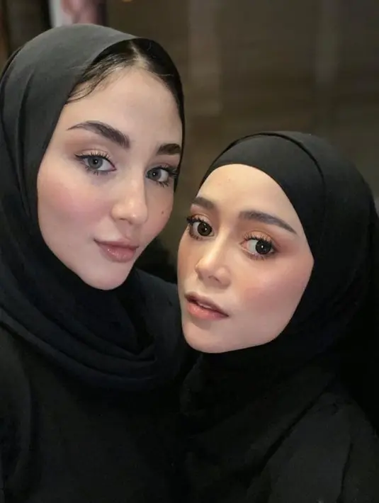 Margin Winaya memilih kenakan kaftan dan kerudung hitam [@marginw]