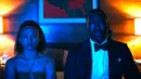 Kedua keluarga tersebut saling bekerja sama untuk mengatasi permasalahan. Hingga lambat laun, mereka pun tersadar sedang berada di dunia yang akan runtuh. (Netflix via AP)