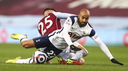 Gelandang Tottenham Hotspur, Lucas Moura (depan) terjatuh usai ditekel gelandang Aston Villa, Morgan Sanson dalam laga lanjutan Liga Inggris 2020/2021 pekan ke-29 di Villa Park, Minggu (21/3/2021). Tottenham menang 2-0 atas Aston Villa. (AP/Michael Steele/Pool)