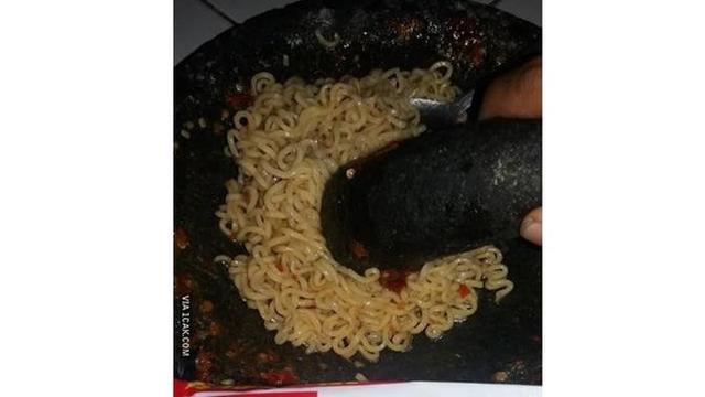 9 Potret Makanan Digeprek Ini Kelewat Absurd, Enggak Habis Pikir