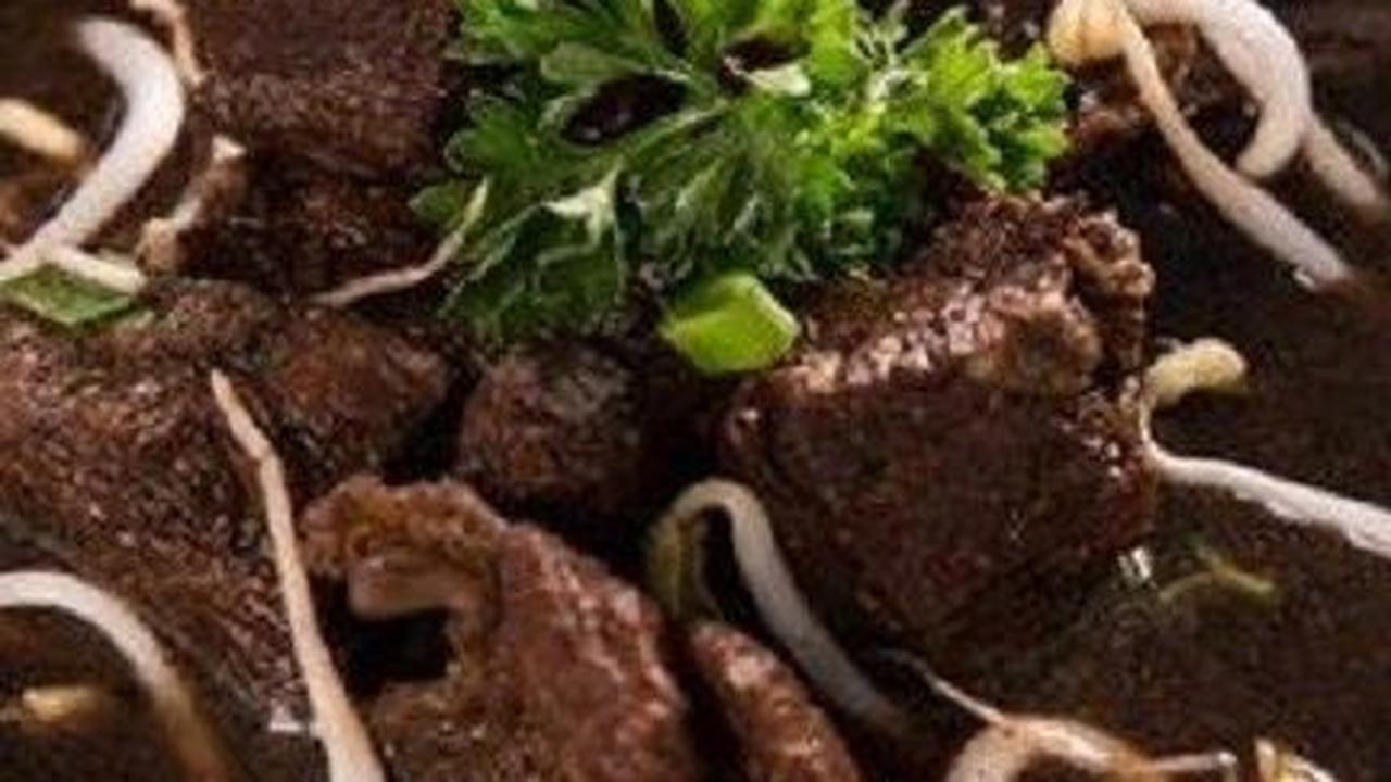 Dengan sejarahnya yang kaya, rasa yang unik, dan keistimewaannya yang tak tertandingi, rawon tetap menjadi salah satu kuliner Nusantara yang tak tergantikan.&nbsp;