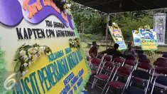 Suasana rumah duka Kapten Cpn Agung Kurniawan di Semarang, Senin ( 21/3). Kapten Agung adalah satu dari 13 korban meninggal pada kecelakaan helikopter Bell 412 milik TNI AD di Poso, Sulawesi Tengah. (Liputan6.com/Gholib)