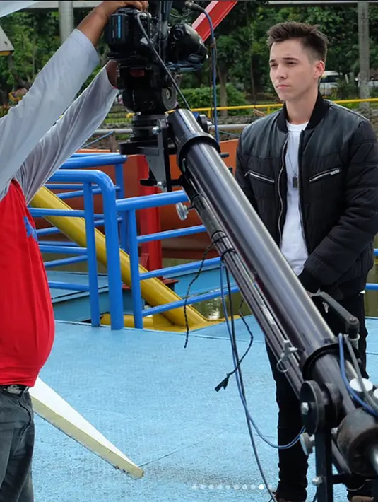 Boy dilahirkan dalam keluarga yang cukup berada. Ayahnya Sultan yang diperankan oleh artis senior Adjie Pangestu memiliki perusahaan hotel yang bernama Grand Max. (Instagram/celine_evangelista)