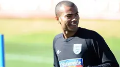 Gaya bek Inggris Ashley Cole saat latihan di Royal Bafokeng Sports Campus, Rustenburg, 15 Juni 2010. AFP PHOTO / PAUL ELLIS 