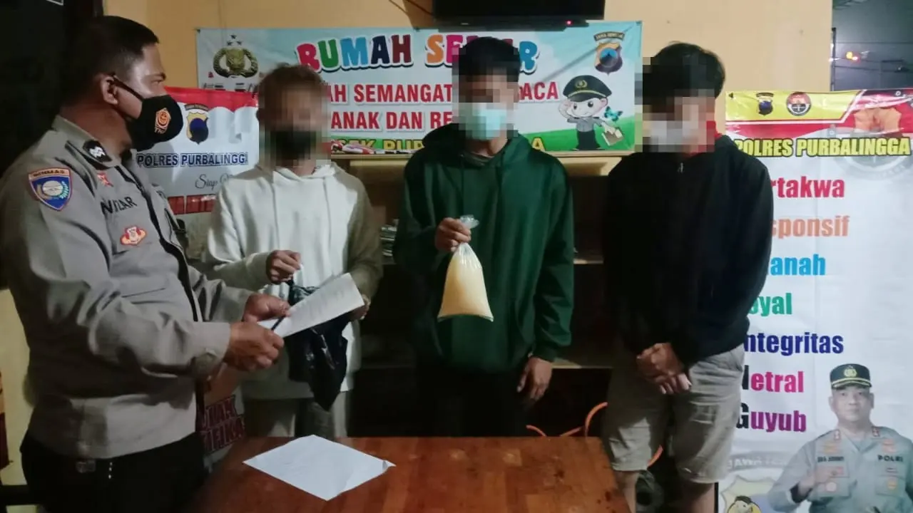 Tiga remaja menyerahkan diri usai tepergok menenggak miras jenis tuak di Purbalingga. (Foto: Liputan6.com/Polres Purbalingga)