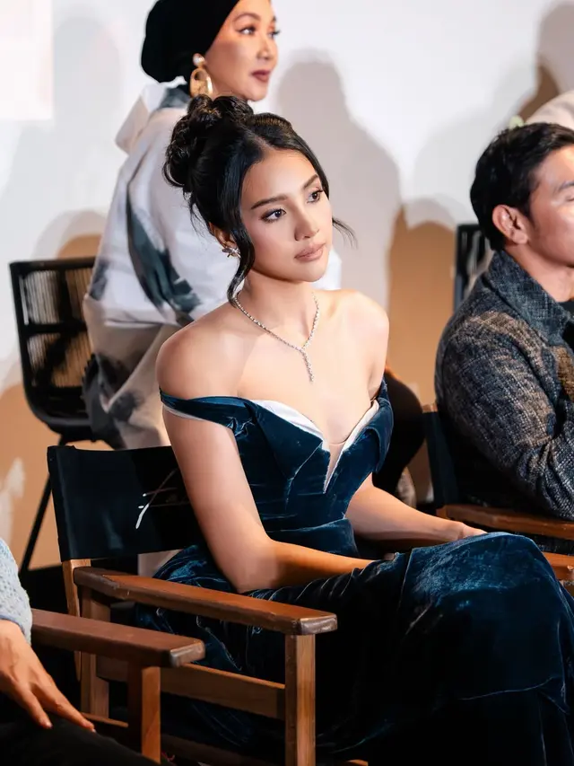 Potret Elegan Anya Geraldine Bak Disney Princess Berbalut Gaun Hian Tjen di Premiere Film Shutter