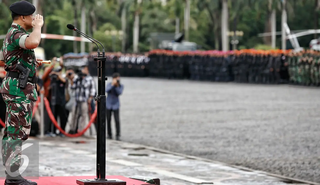 Panglima TNI Jenderal Gatot Nurmantyo saat memimpin Apel Gelar Pasukan Pengamanan KTT OKI ke-5 di Silang Monas, Jakarta Pusat, Selasa (1/3). Sebanyak 10.150 ribu pasukan TNI dikerahkan pada Apel tersebut. (Liputan6.com/Faizal Fanani)