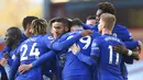 Para pemain Chelsea merayakan gol yang dicetak oleh Hakim Ziyech ke gawang Burnley pada laga Liga Inggris di Stadion Turf Moor, Sabtu (31/10/2020). Chelsea menang dengan skor 3-0. (Alex Livesey/Pool via AP)