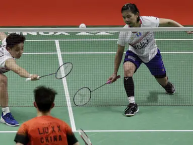 Ganda Putri Indonesia, Greysia Polii/Apriyani Rahayu, saat melawan wakil China, Liu Xuan Xuan/Xia Yu Ting, pada laga Indonesia Masters di Istora, Jakarta, Rabu (15/1/2020). Greysia/Apriyani menang 22-24, 21-17, dan 21-15. (Bola.com/M Iqbal Ichsan)