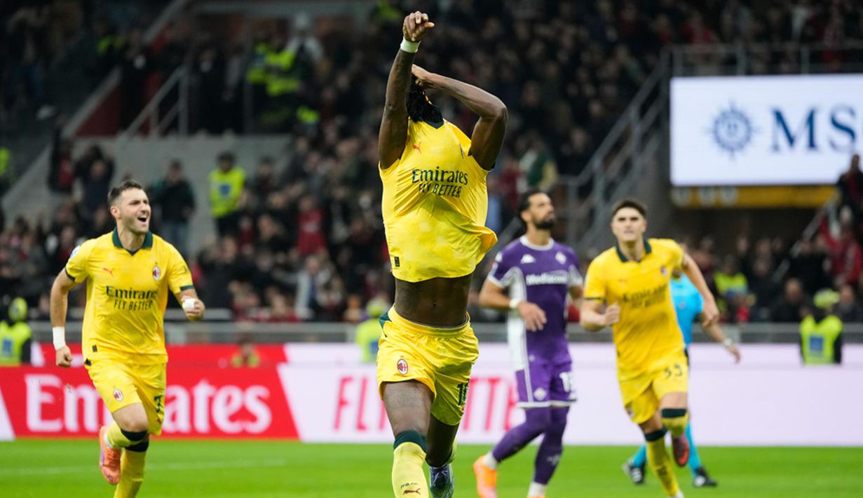 AC Milan kembali ke jalur kemenangan lewat duel dramatis di San Siro. Rafael Leao memborong dua gol kemenangan Rossoneri atas Fiorentina. (AP Photo/Luca Bruno)