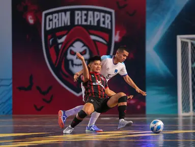 Pemain Grim Reaper, Sanjaya (kiri) berebut bola dengan pemain Lynx Hunters, Adom dalam laga Futsal X Series 2 di GOR UNJ, Rawamangun, Jakarta, Sabtu (17/01/2026). (Bola.com/Bagaskara Lazuardi)