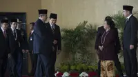 Popong Otje Djundjunan menyambut kedatangan SBY sebelum pelantikan anggota DPR periode 2014-2019 (Antara)