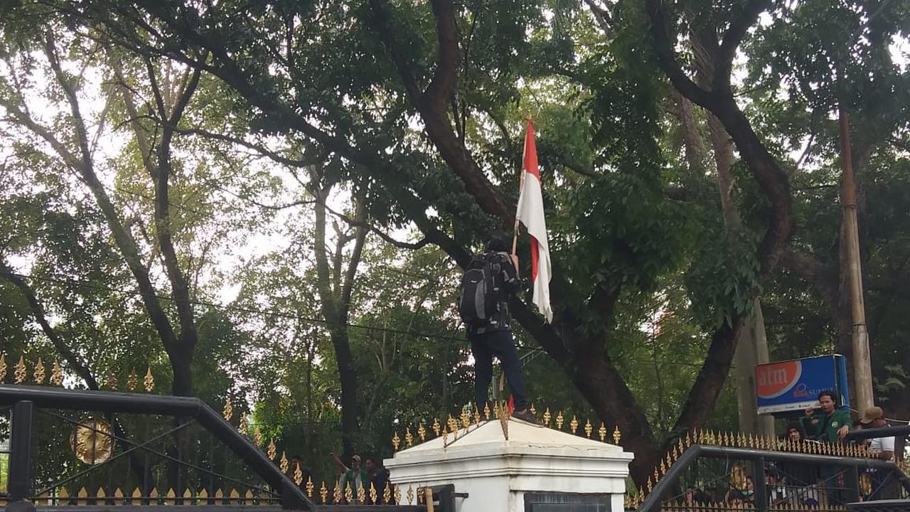 Aksi Mahasiswa di Gedung DPRD Sumut