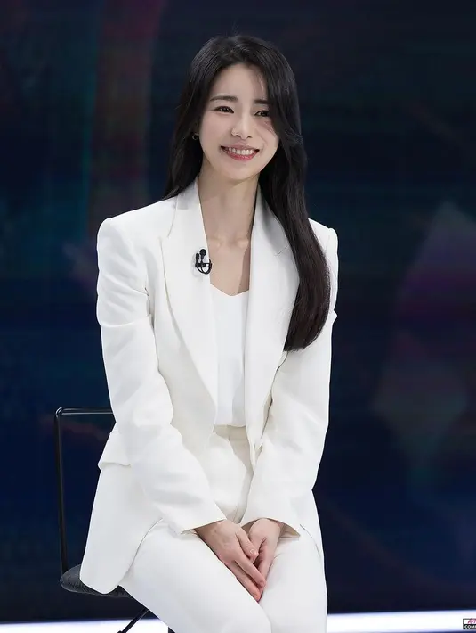 Dikenal dengan perannya sebagai pembawa berita cuaca, OOTD monokromatik Lim Ji Yeon yang simpel namun berkelas ini bisa disontek. [Foto: IG/limjjy2].
