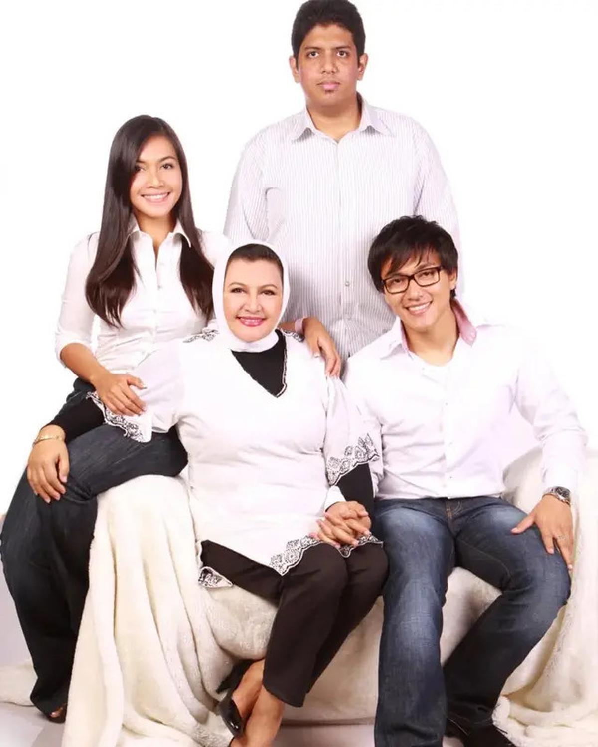 6 Potret Emilia Contessa Bareng Keluarga, Tinggalkan Kenangan Tak Terlupakan