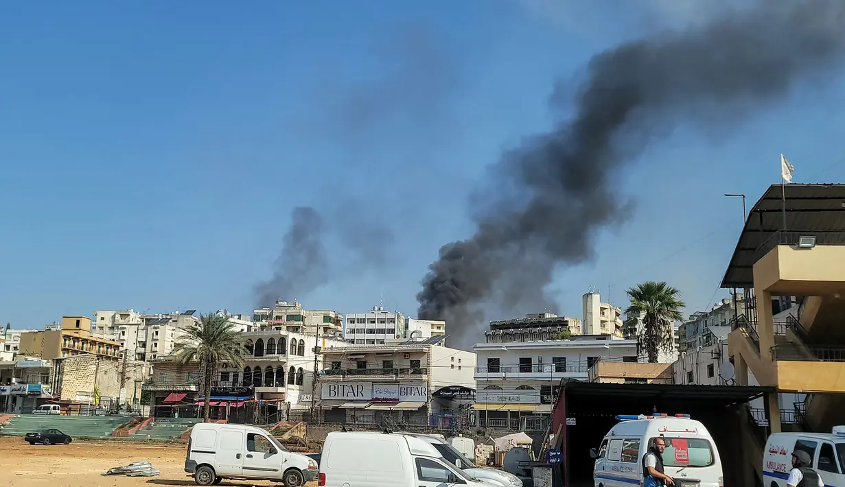 Kementerian Kesehatan Lebanon melaporkan, serangan merupakan bagian dari rangkaian serangan Israel di Nabatieh menewaskan 6 orang dan melukai 43 lainnya. (Abbas Fakih/AFP)