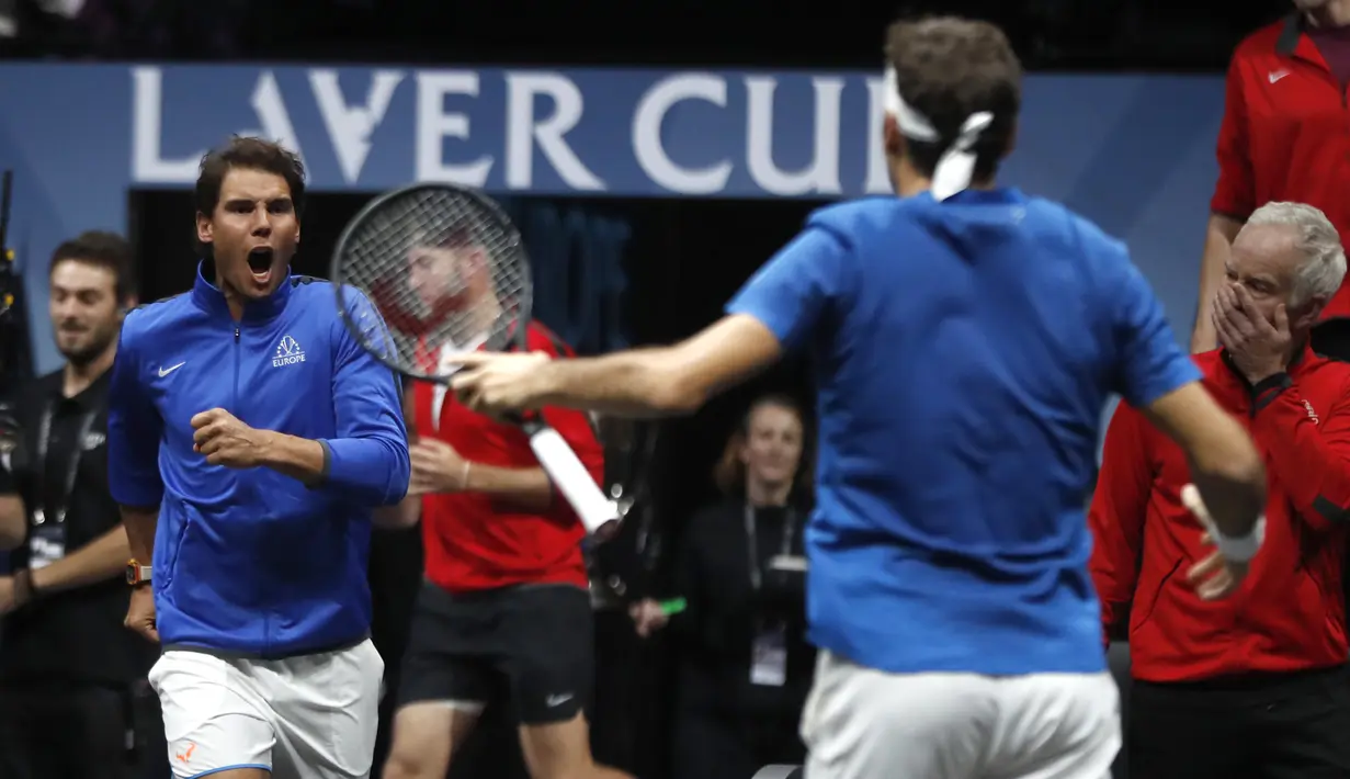 Roger Federer (kanan) merayakan kemenangan bersama Rafael Nadal, (kiri) usai mengalahkan petenis Tim Dunia, Nick Kyrgios pada turnamen tenis Laver Cup di Praha, Republik Ceska, (24/9/2017). Tim Eropa menang 15-9 atas tim Dunia. (AP/Petr David Josek)