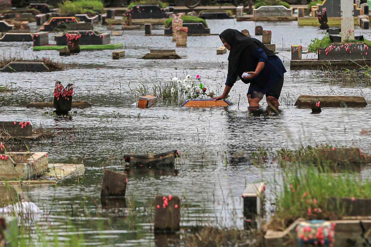 FOTO: Perjuangan Warga Berziarah di Tengah Banjir TPU Semper