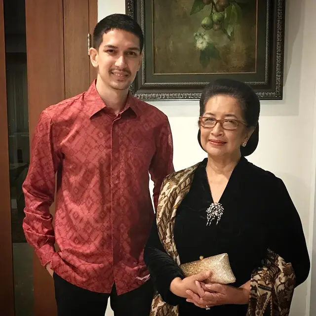Jarang Terekspos, Ini 6 Potret Kebersamaan Dimas Beck dan IbundaJarang Terekspos, Ini 6 Potret Kebersamaan Dimas Beck dan Ibunda