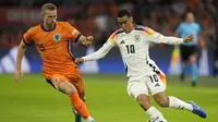 Penyerang Jerman Jamal Musiala saat memasuki pertahanan Belanda di laga grup 3 UEFA Nations League (AP)