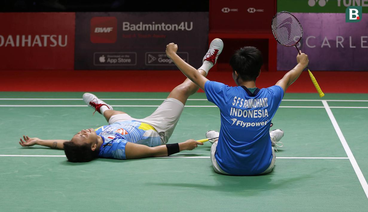 Luar biasa. Ganda putri debutan Indonesia, Apriyani Rahayu/Siti Fadia Silva Ramadhanti yang baru dipasangkan sejak ajang SEA Games Vietnam lalu mampu menembus final di super series pertama mereka, Daihatsu Indonesia Masters 2022 usai menyingkirkan wakil Malaysia, Pearly Tan/Thinaah Muralitharan di babak semifinal, Sabtu (11/6/2022) di Istora Senayan, Jakarta. (Bola.com/Ikhwan Yanuar)
