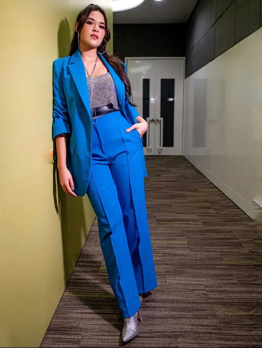 Jika ingin tampil bersinar dan memesona, maka setelan blazer berwarna biru dan tanktop blink blink ini adalah jawaban yang tepat untuk outfitmu. (instagram/raisa6690), Ditulis oleh : Pinastika Fatimah.