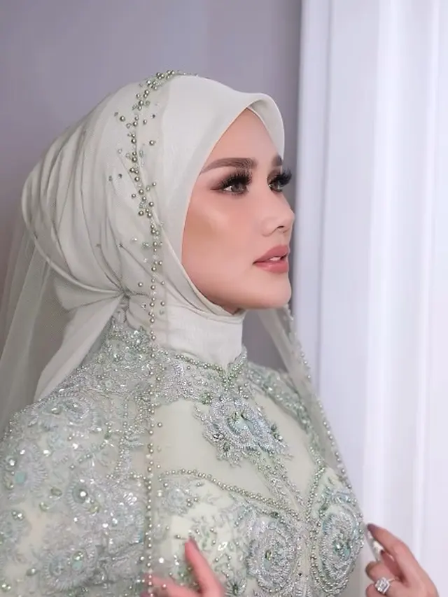 Detail Kebaya Mulan Jameela dengan Hijab Lapis Transparan Mewah di Akad Nikah Al Ghazali (Foto: Instagram @rezaazrumakeup)