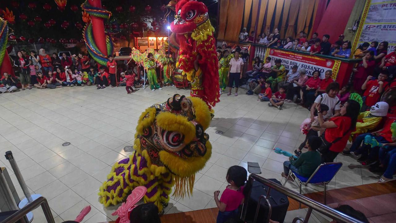 FOTO: Khidmat Sembahyang Malam Imlek di Wihara Kwan In Thang Tangerang Selatan